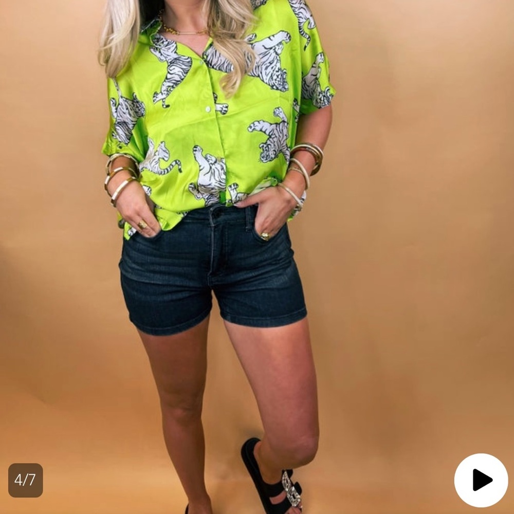 Vine and Love Neon green Tiger top NWT - Picture 10 of 11